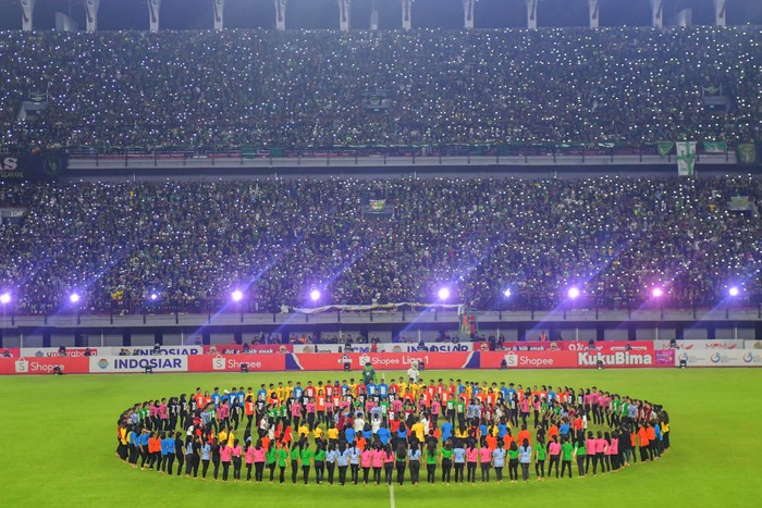 PEMBUKAAN LIGA-1 INDONESIA Menpora Zainudin Amali (keempat kiri) didampingi Ketua PSSI Mochammad Iriawan (keenam kiri) dan Direktur PT Liga Indonesia Baru (LIB) Cucu Somantri (kedelapan kiri) menyalami pesepak bola Persebaya Surabaya saat pembukaan kompetisi Sepak Bola Liga-1 Indonesia 2020 di Gelora Bung Tomo (GBT), Surabaya, Jawa Timur, Sabtu (29/2/2020). ANTARA FOTO/M Risyal Hidayat/aww.