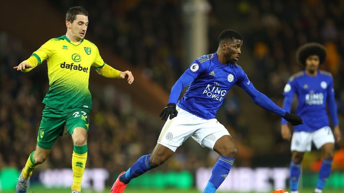 NORWICH, ENGLAND - FEBRUARY 28: Kelechi Iheanacho of Leicester City is closed down by Kenny McLean of Norwich City during the Premier League match between Norwich City and Leicester City at Carrow Road on February 28, 2020 in Norwich, United Kingdom. (Photo by Julian Finney/Getty Images)