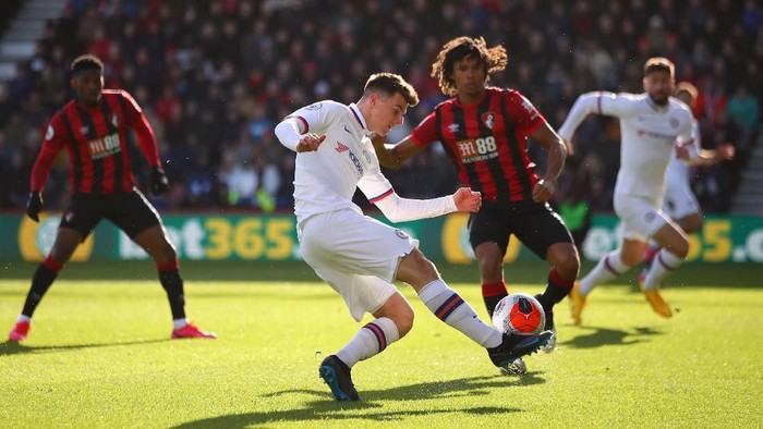 BOURNEMOUTH, ENGLAND - FEBRUARY 29: Mason Mount of Chelsea crosses the ball with pressure from Nathan Ake of AFC Bournemouth during the Premier League match between AFC Bournemouth and Chelsea FC at Vitality Stadium on February 29, 2020 in Bournemouth, United Kingdom. (Photo by Marc Atkins/Getty Images)