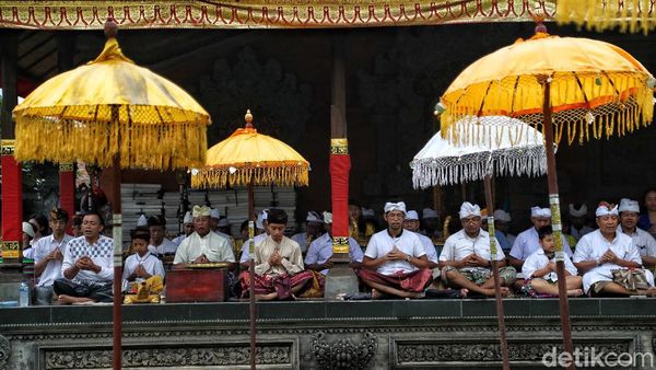 Perayaan Hari Raya Kuningan di Pesisir Jakarta