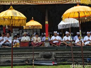 Perayaan Hari Raya Kuningan di Pesisir Jakarta