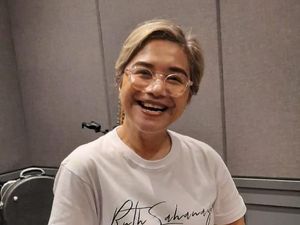 Ruth Sahanaya Komentari Unggahan Putrinya Ciuman dengan Wanita di Kelab Ruth Sahanaya Komentari Unggahan Putrinya Ciuman dengan Wanita di Kelab