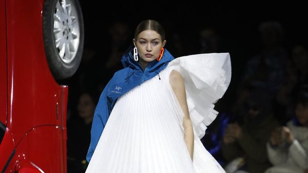 Momen Hypebeast Gigi-Bella Hadid dan Ibunya di Catwalk Off-White