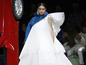 Momen Hypebeast Gigi-Bella Hadid dan Ibunya di Catwalk Off-White