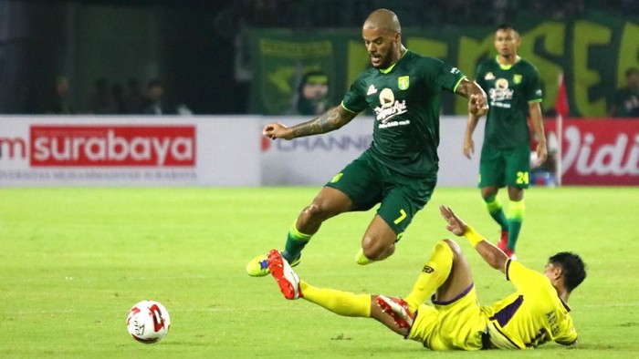 Pesepak bola Persebaya David Aparecido Da Silva (kiri) berebut bola dengan pesepak bola Persik Ady Eko Jayanto (kanan) saat pertandingan Liga 1 2020 di Stadion Gelora Bung Tomo, Surabaya, Jawa Timur, Sabtu (29/2/2020). ANTARA FOTO/Didik Suhartono/aww.