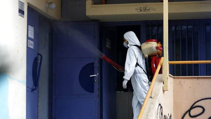 Sekolah di Yunani Disemprot Desinfektan Untuk Cegah Corona Yunani melaporkan adanya kasus virus corona di negara itu. Sejumlah ruang publik di kawasan Yunani pun disemprot desinfektan guna cegah penyebaran COVID-19.