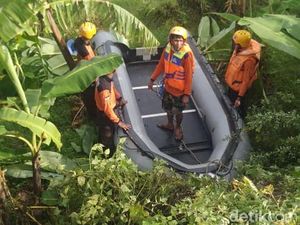 Tim SAR Sisir Sungai Brantas Cari 4 Korban Perahu Terbalik yang Hilang Tim SAR Sisir Sungai Brantas Cari 4 Korban Perahu Terbalik yang Hilang