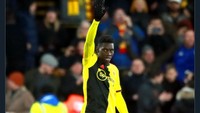 Apa Arsenal mau membangun patung Ismaila Sarr, pemain Watford yang berperan besar menghentikan laju tak terkalahkan Liverpool? (Foto: internet/Twitter)