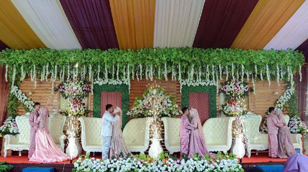 Kompaknya Ibu dan Tiga Putri Resepsi Nikah Bareng di Ciamis