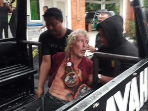 Detik-detik Bule Ngamuk di Ubud: Minum Bir Ogah Bayar Lalu Pecahkan Kaca Detik-detik Bule Ngamuk di Ubud: Minum Bir Ogah Bayar Lalu Pecahkan Kaca