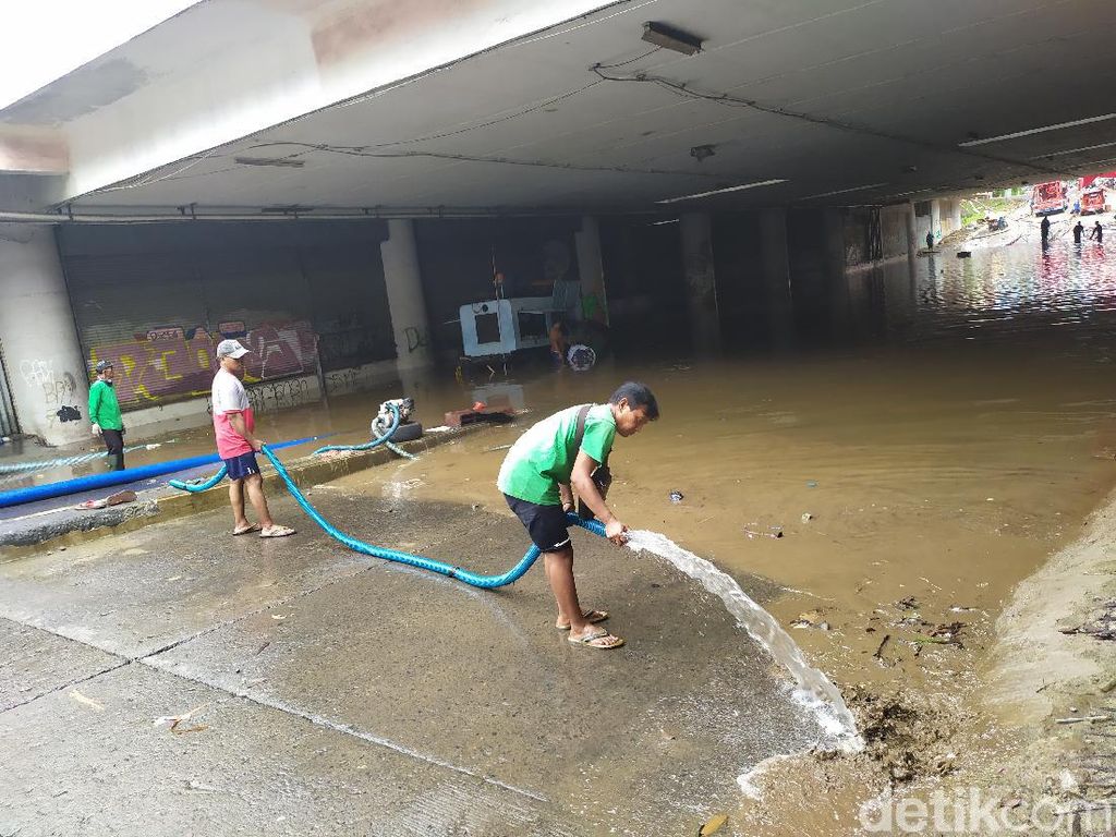 Petugas Cicil Bersihkan Lumpur di Underpass Kemayoran yang Masih Tergenang