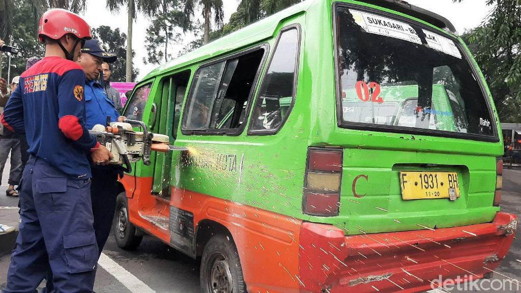 Atasi Kemacetan, Pemkot Bogor Musnahkan Angkot Tua Atasi Kemacetan, Pemkot Bogor Musnahkan Angkot Tua