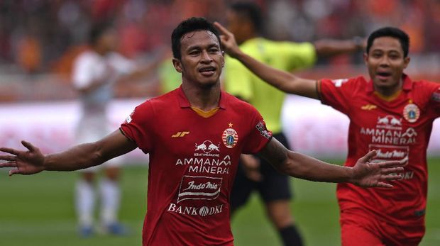 Pemain Persija Jakarta Osvaldo Haay (kiri) dan Evan Dimas berselebrasi usai menjebol gawang Borneo FC dalam pertandingan pekan pertama Shopee Liga 1 2020 di Stadion Utama Gelora Bung Karno (SUGBK), Jakarta, Minggu (1/3/2020). ANTARA FOTO/Aditya Pradana Putra/wsj.  *** Local Caption ***