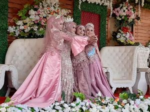 Momen Unik-Haru Saat Ibu dan Tiga Putrinya Nikah Bareng