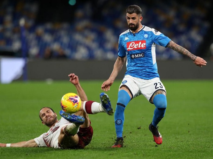 NAPLES, ITALY - FEBRUARY 29: Lorenzo De Silvestri of Torino FC vies with Elseid Hysaj of SSC Napoli during the Serie A match between SSC Napoli and  Torino FC at Stadio San Paolo on February 29, 2020 in Naples, Italy. (Photo by Francesco Pecoraro/Getty Images)