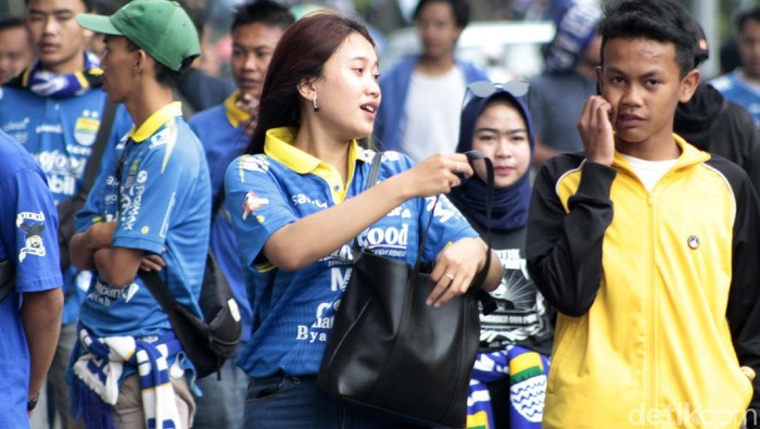 Bobotoh sudah tak sabar menantikan Shopee Liga 1 2020. Mereka pun datang ke Stadion Si Jalak Harupat untuk saksikan laga Persib Bandung Vs Persela Lamongan.