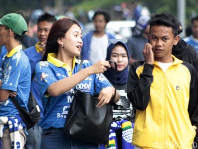 Antusias Bobotoh Birukan Stadion Si Jalak Harupat Bandung