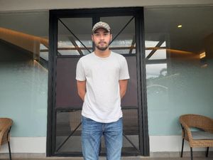 Akting dengan 54 Ekor Ular, Achmad Megantara Santuy