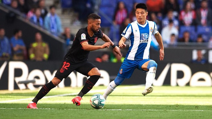 BARCELONA, SPAIN - MARCH 01: Renan Lodi of Atletico de Madrid conducts the ball under pressure from Wu Lei of RCD Espanyol during the Liga match between RCD Espanyol and Club Atletico de Madrid at RCDE Stadium on March 01, 2020 in Barcelona, Spain. (Photo by Alex Caparros/Getty Images)