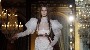 Foto: Pesona Cantik Bella Hadid Pakai Gaun Pengantin Menerawang