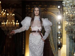 Foto: Pesona Cantik Bella Hadid Pakai Gaun Pengantin Menerawang