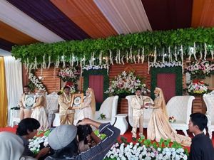 Tujuh MUA Dandani Ibu dan Tiga Putri yang Nikah Bareng di Ciamis Tujuh MUA Dandani Ibu dan Tiga Putri yang Nikah Bareng di Ciamis