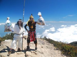 Saat Gatot Kaca dan Wiro Sableng Ikut Upacara 17-an di Gunung Lawu