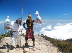 Saat Gatot Kaca dan Wiro Sableng Ikut Upacara 17-an di Gunung Lawu