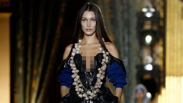 Momen Seksi Bella Hadid Pakai Kalung Bawang Pengusir Setan