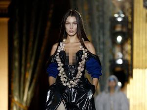 Momen Seksi Bella Hadid Pakai Kalung Bawang Pengusir Setan