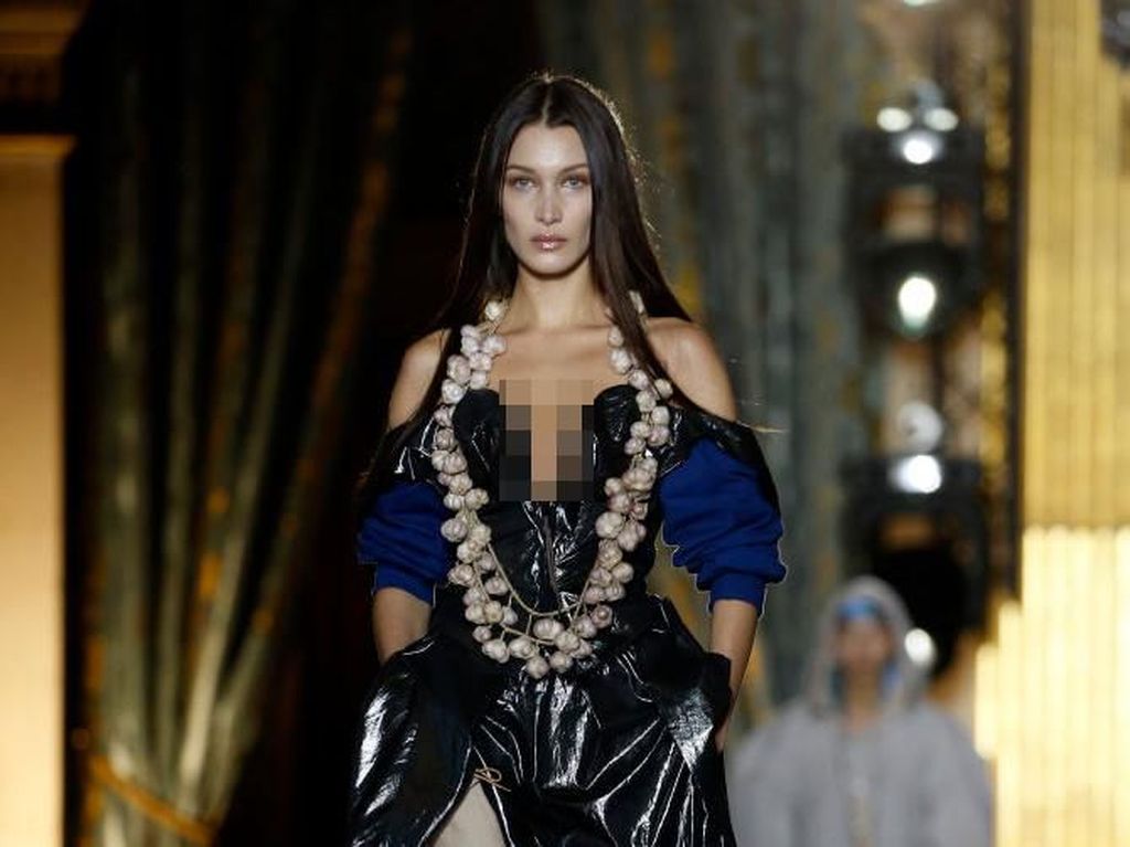Momen Seksi Bella Hadid Pakai Kalung Bawang Pengusir Setan Momen Seksi Bella Hadid Pakai Kalung Bawang Pengusir Setan