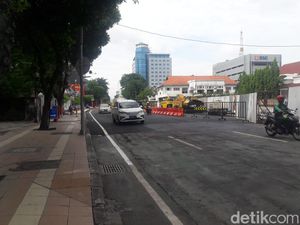 Dibuka Separuh, Lalu Lintas Jalan Yos Sudarso Surabaya Hidup Kembali