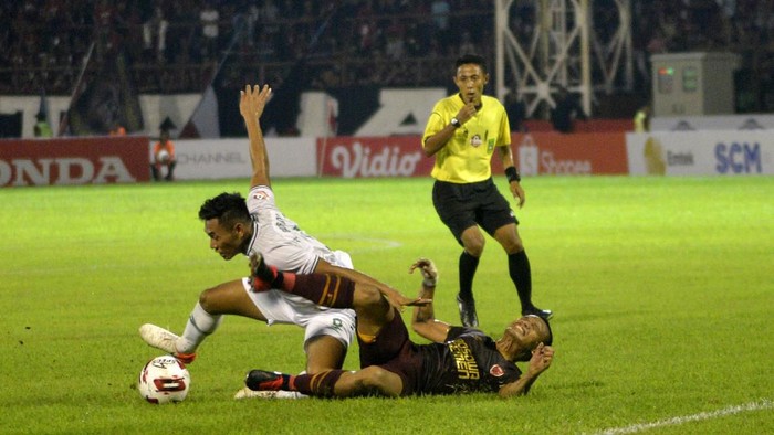 Pemain PSM Makassar Ferdinan Sinaga (kanan) terjatuh saat berebut bola dengan pemain PSS Sleman Asyraq Gufran Rachmadan (kiri) pada pertandingan Liga 1 2020 di Stadion Andi Matalatta, Makassar, Sulawesi Selatan, Minggu (1/3/2020). Tuan rumah PSM Makassar menang dengan skor 2-1. ANTARA FOTO/Abriawan Abhe/wsj.