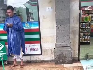 Mabuk Berat Lalu Ngamuk di Minimart Ubud, Turis Diikat Warga Mabuk Berat Lalu Ngamuk di Minimart Ubud, Turis Diikat Warga
