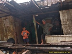Rumah Warga Ambrol Tergerus Longsor Saat Diguyur Hujan Deras di Blora