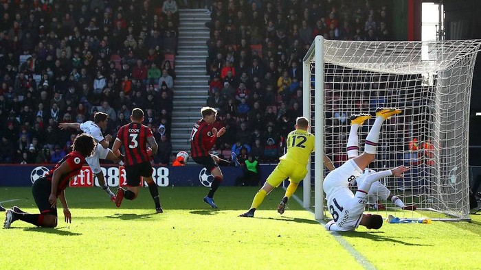 BOURNEMOUTH, ENGLAND - FEBRUARY 29:  Marcos Alonso of Chelsea scores his sides first goal  during the Premier League match between AFC Bournemouth and Chelsea FC at Vitality Stadium on February 29, 2020 in Bournemouth, United Kingdom. (Photo by Marc Atkins/Getty Images)