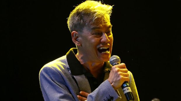 Penyanyi Fariz RM beraksi pada Jakarta International BNI Java Jazz Festival 2020 di Jakarta, Sabtu (29/2/2020). Fariz RM membawakan sejumlah lagu seperti Nada Kasih, Dunia di Batas Senja, dan Nada Kasih. ANTARA FOTO/Rivan Awal Lingga/aww.