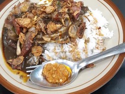 Keren! Warung Makan Ini Bagikan Makanan Gratis ke Ojol Hampir Tiap Hari