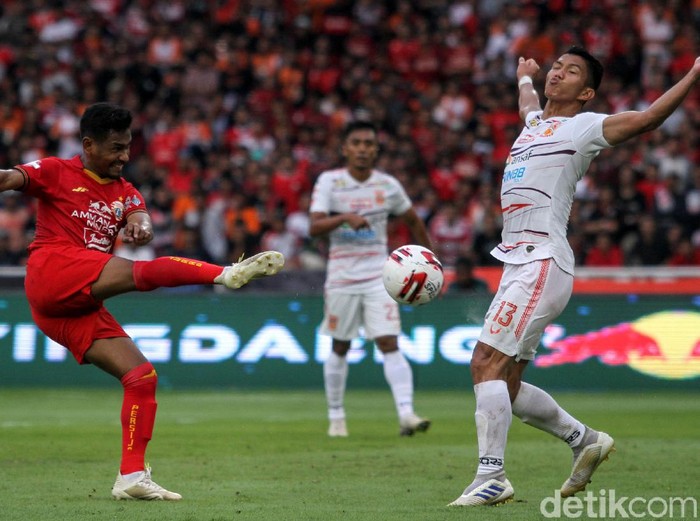 Persija Jakarta bertanding melawan Borneo FC di SUGBK Jakarta. Macan Kemayoran menerkam Borneo FC 3-2.