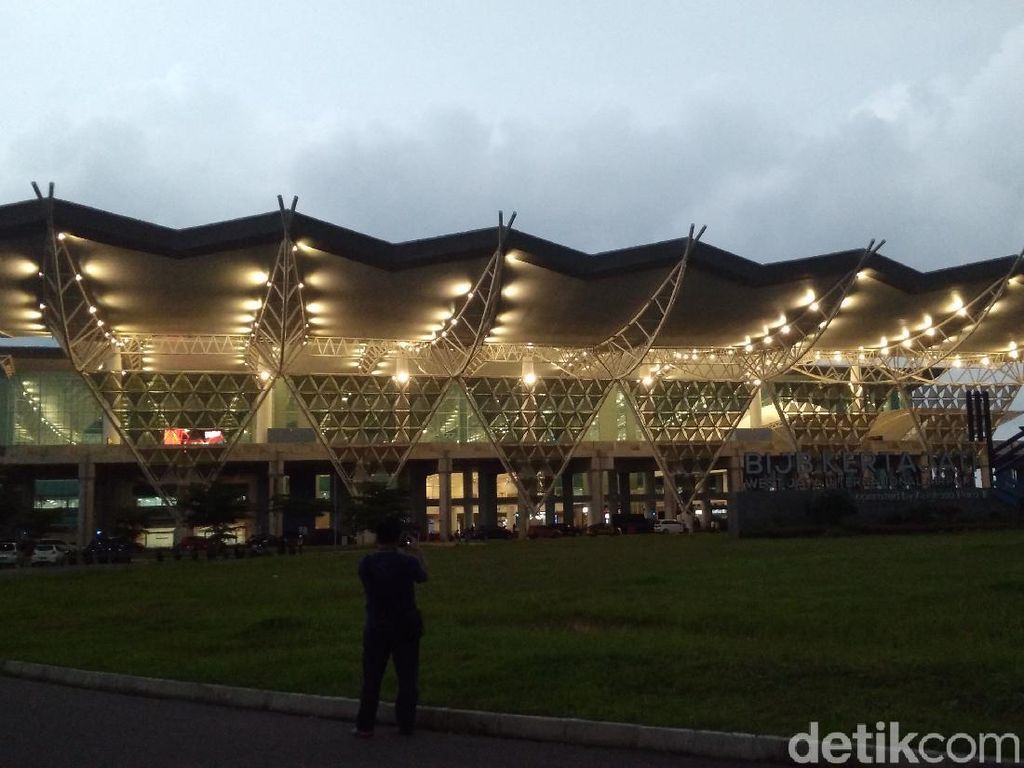Jokowi Minta Warga Jabar-Jateng Ibadah Haji & Umrah Via Bandara Kertajati