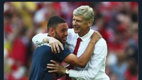 Wenger adalah sosok genis yang pernah membawa Arsenal tak terkalahkan di Premier League. Saking cerdiknya, meme ini menyebut bahwa Wenger dulu menjual Alex Oxlade-Chamberlain demi merecoki usaha Liverpool menyamai rekor invincible Arsenal. (Foto: internet/Twitter)
