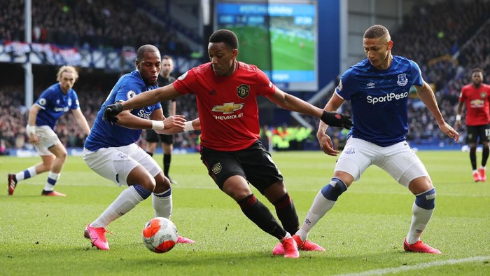 LIVERPOOL, ENGLAND - MARCH 01: Anthony Martial of Manchester United is challenged by Djibril Sidibe and Richarlison of Everton during the Premier League match between Everton FC and Manchester United at Goodison Park on March 01, 2020 in Liverpool, United Kingdom. (Photo by Clive Brunskill/Getty Images)