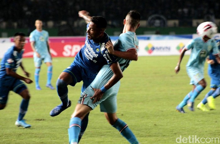 Persib Bandung Tumbangkan Persela Lamongan 3-0 Persib Bandung mengawali Shopee Liga 1 2020 dengan menjamu Persela Lamongan. Hasil akhir, skor 3-0 untuk Maung bandung.