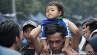 Tak hanya orang dewasa, sejumlah anak-anak juga tampak hadir untuk menyaksikan pertandingan tersebut.