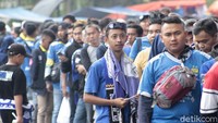 Para Bobotoh tersebut tampak mengenakan berbagai atribut Persib Bandung guna mendukung klub jagoan mereka bertanding melawan Persela Lamongan. 