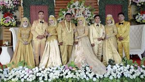 Mantap! Ibu dan Tiga Putrinya Nikah Bareng di Lapangan Bola Ciamis