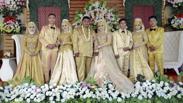 Mantap! Ibu dan Tiga Putrinya Nikah Bareng di Lapangan Bola Ciamis