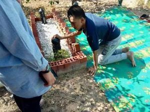 Foto Viral Remaja Autis Tiduran di Samping Makam Ayahnya Ini Bikin Nangis