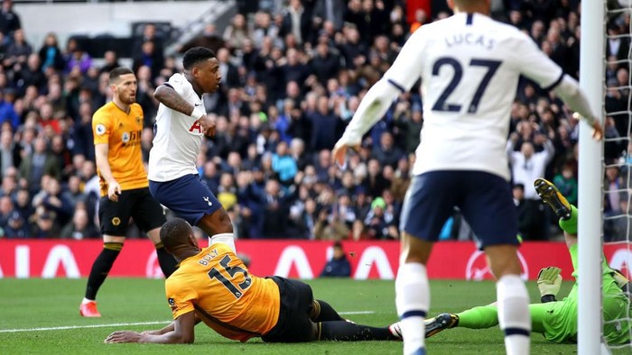 LONDON, ENGLAND - MARCH 01: Steven Bergwijn of Tottenham Hotspur scores his sides first goal during the Premier League match between Tottenham Hotspur and Wolverhampton Wanderers at Tottenham Hotspur Stadium on March 01, 2020 in London, United Kingdom. (Photo by Richard Heathcote/Getty Images)