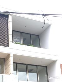 Kaca rumah Dewi Perssik yang pecah misterius